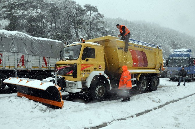 İzmir’de 200 Araç Mahsur Kaldı