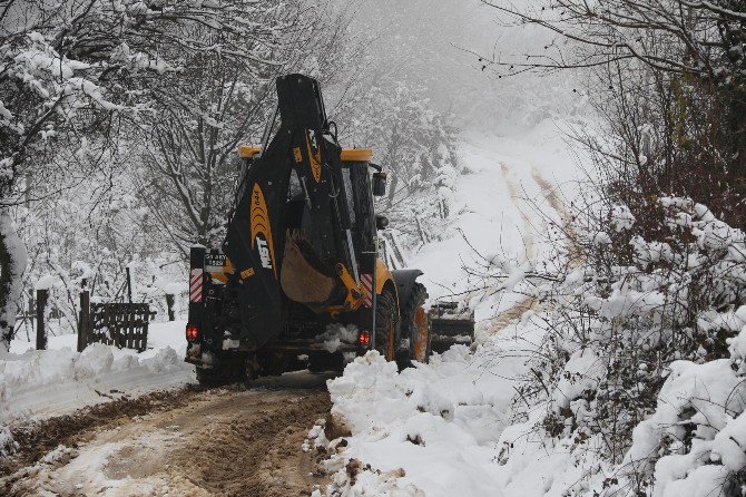 Akyazı’da Kar Mücadelesi Sürüyor