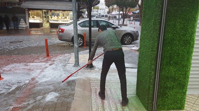 Alanya’da Aniden Bastıran Dolu Vatandaşlara Zor Anlar Yaşattı