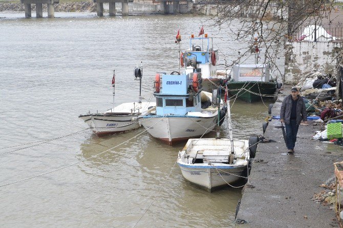 Balıkçı Tekneleri Fırtına Çayda Mahsur Kaldı