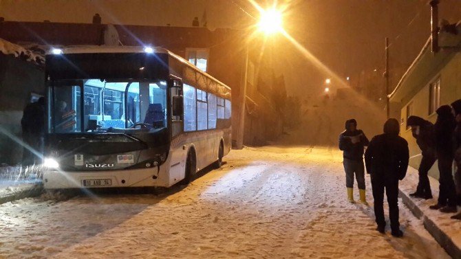 Kaygan Yolda Yolcu Otobüsü Tehlike Atlattı