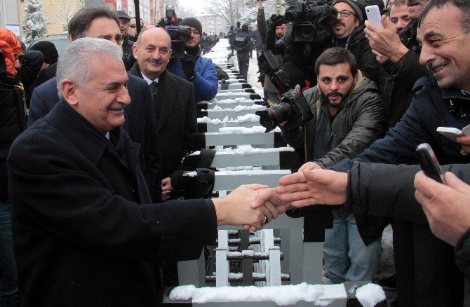 Başbakan Yıldırım Küçük Kızla Kartopu Oynadı