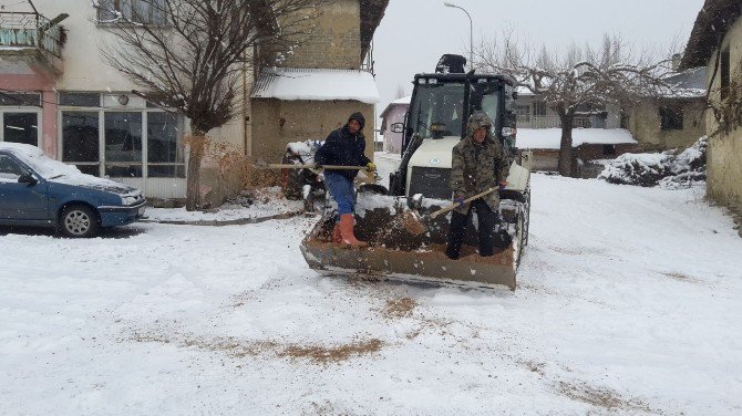 Buzlu Cadde Ve Sokaklar Tuzlanıyor