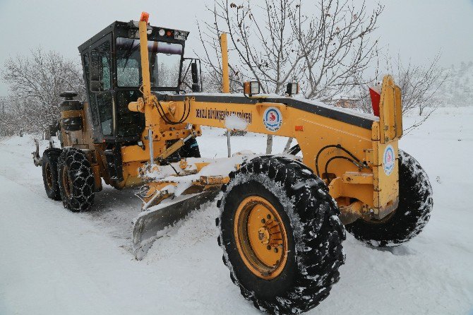 Büyükşehir Kar Mesaisine Devam Ediyor