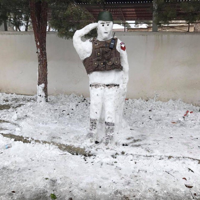 Denizli’de Jandarmanın Yaptığı Nöbet Tutan Kardan Adam Yoğun İlgi Gördü