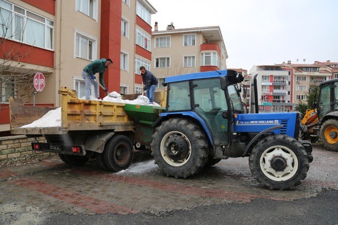 Edirne Belediyesi Ekipleri Tuzlama Çalışmalarına Başladı