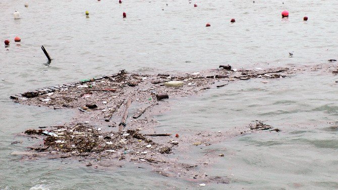 Karadeniz’de Dev Dalgalar 10 Tekneye Zarar Verdi