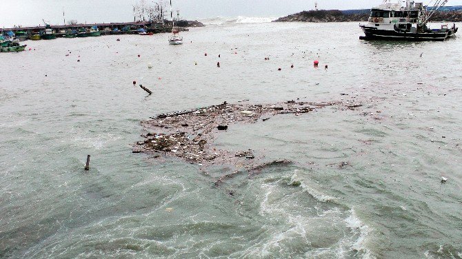 Karadeniz’de Dev Dalgalar 10 Tekneye Zarar Verdi