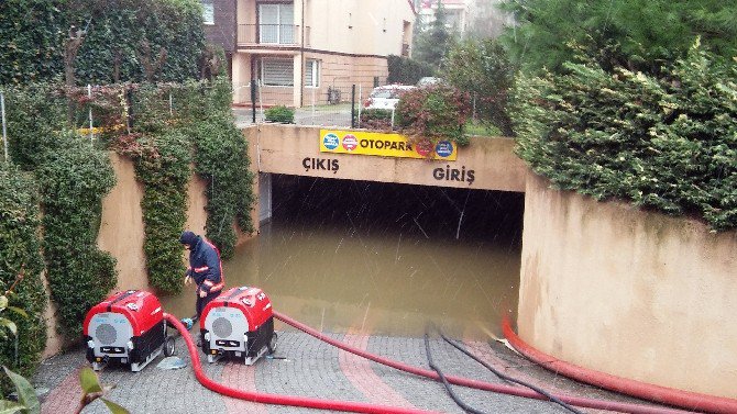 Eyüp’te Lüks Villaları Su Bastı, Site Sakinleri Belediyeye İsyan Etti