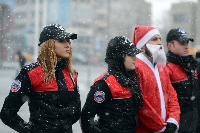 Yılbaşında Taksim’de “Noel Baba” Kıyafetli Güven Timleri Görev Yapacak