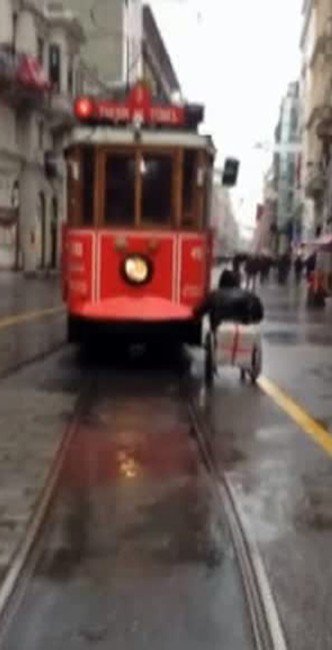 Engelli Vatandaşın İstiklal Caddesi’ne Zor Anları Kamerada