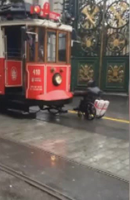 Engelli Vatandaşın İstiklal Caddesi’ne Zor Anları Kamerada