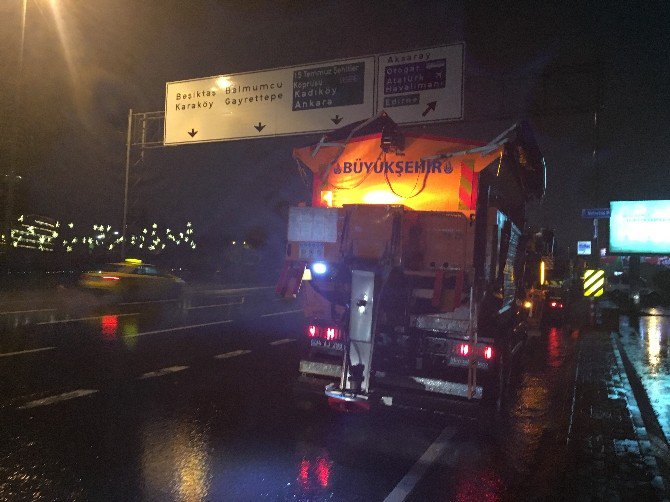 İstanbul’da Karla Karışık Yağmur Gece Boyunca Etkili Oldu