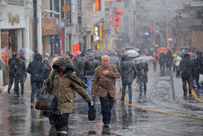 Taksim’de Kar Yağışı