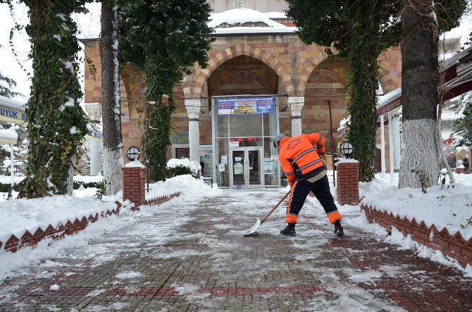 Cuma Namazı Öncesinde Camilerde Kar Temizliği