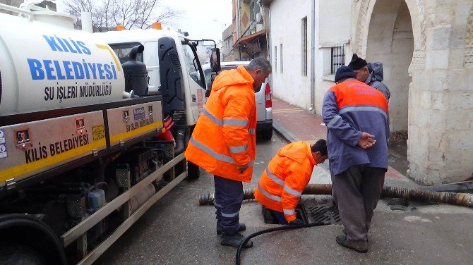 Vidanjör Tıkanan Logarlar İle Yağmurlama Kanallarını Temizliyor