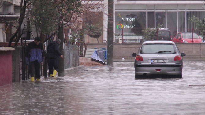 Mahalle Sular Altında Kaldı