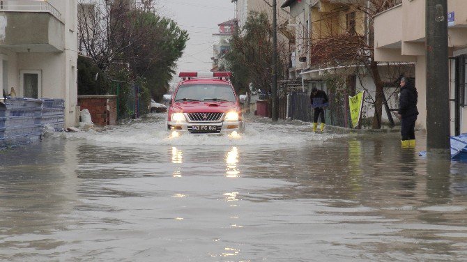 Mahalle Sular Altında Kaldı