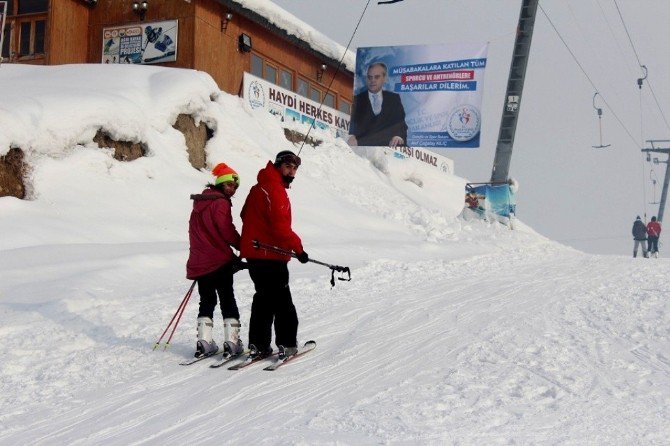 Kyk’lı Öğrenciler Kayak Tesisinde Stres Attı