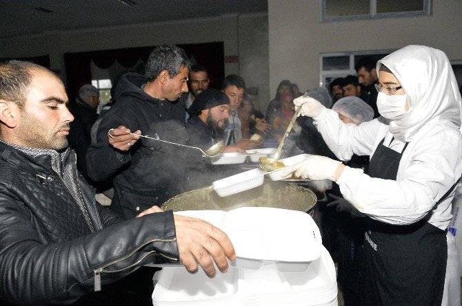 Büyükşehir Belediyesi, Suriyeli Mültecilere De Yardım Elini Uzattı