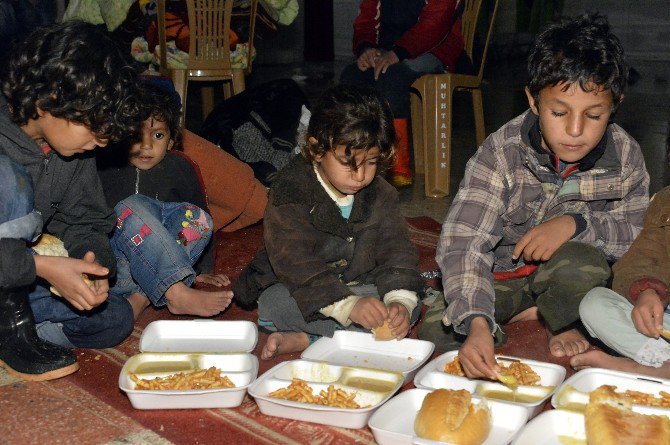 Büyükşehir Belediyesi, Suriyeli Mültecilere De Yardım Elini Uzattı