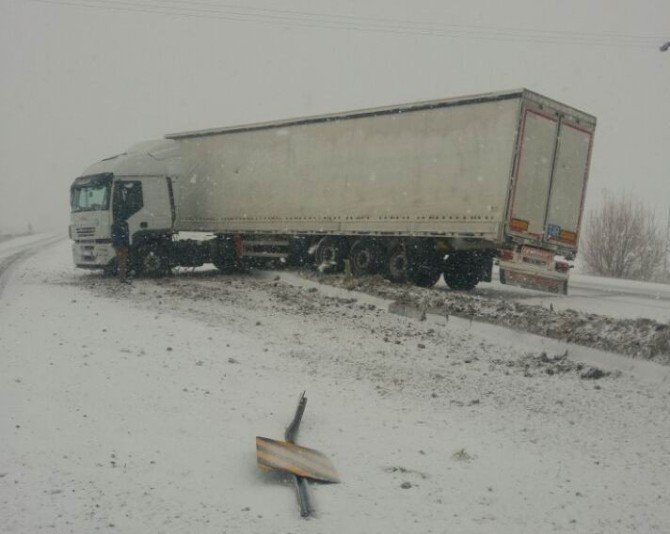 Nevşehir Acıgöl Yolunda Tır’lar Zor Anlar Yaşıyor