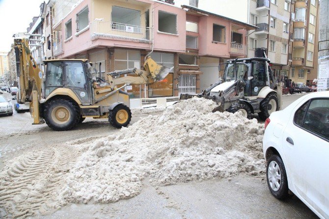 Kar Kütleleri Temizleniyor