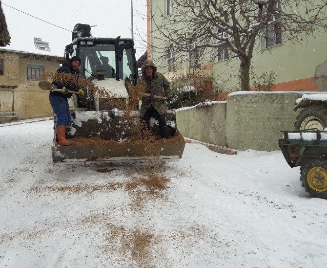 Buzlu Cadde Ve Sokaklar Tuzlanıyor