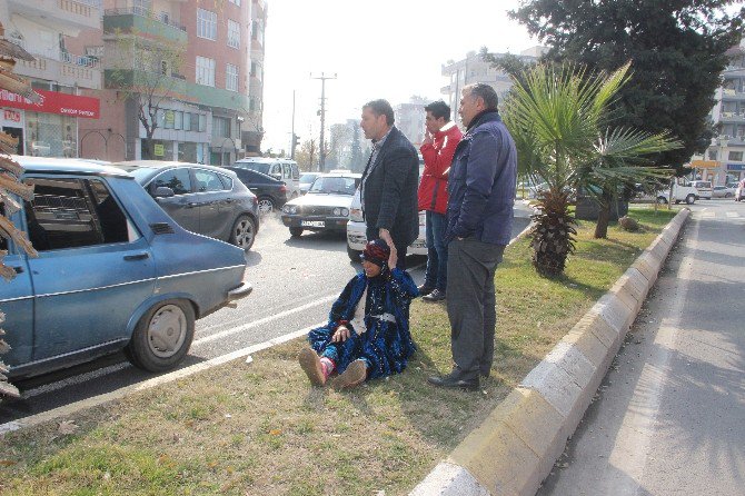 Hastaneden Çıkan Yaşlı Kadına Otomobil Çarptı