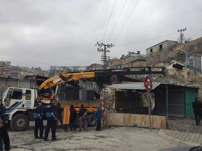 Damperi Açık Seyreden Kamyon Üst Geçidi Yıktı