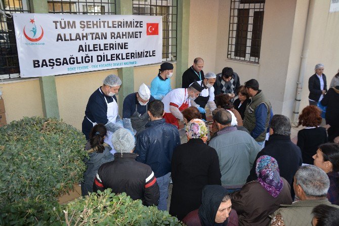 Söke Devlet Hastanesi Yönetimi Şehitler İçin Hayır Dağıttı