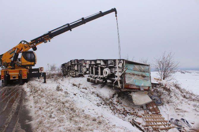 Tekirdağ’da Kar Nedeniyle Kayganlaşan Yolda Tır Devrildi: 1 Yaralı