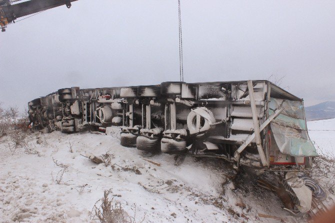 Tekirdağ’da Kar Nedeniyle Kayganlaşan Yolda Tır Devrildi: 1 Yaralı