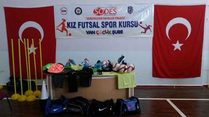 Polisten Kız Öğrencilere Spor Malzemesi Desteği