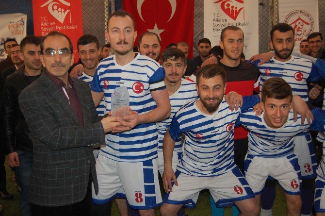 Bitlis’te ‘15 Temmuz Şehitleri Halı Saha Futbol Turnuvası’ Sona Erdi