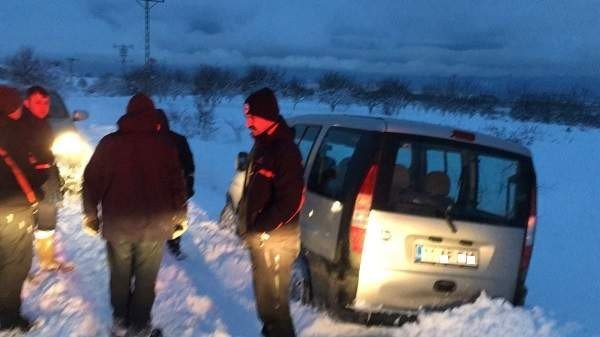 Bilecik Afad, Araçları Kara Saplanan Baba Ve Oğlunu Kurtardı