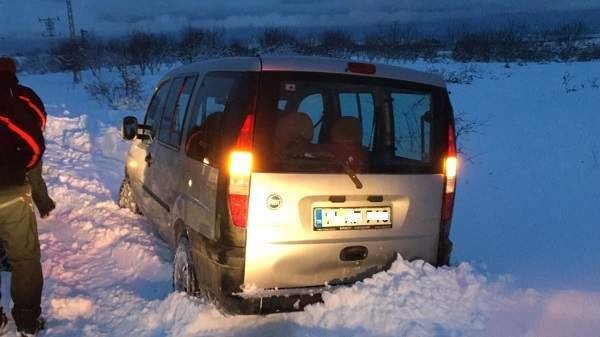 Bilecik Afad, Araçları Kara Saplanan Baba Ve Oğlunu Kurtardı