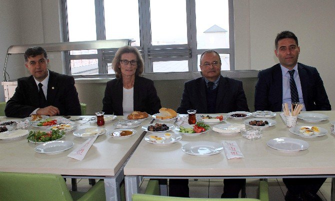 Kamu Hastaneleri Genel Sekreterliği’nden Yılsonu Kahvaltısı