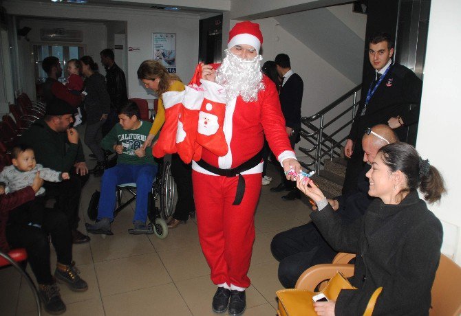 Hastanede Yatan Çocukların Hediyelerini Noel Getirdi