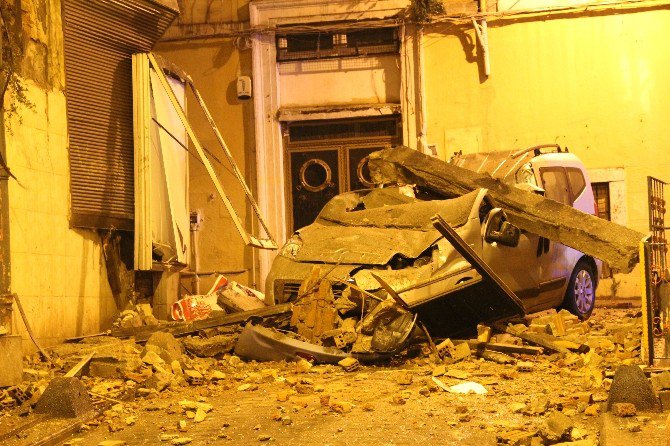 Beyoğlu’nda 3 Katlı Bir Binanın Duvarı Çöktü