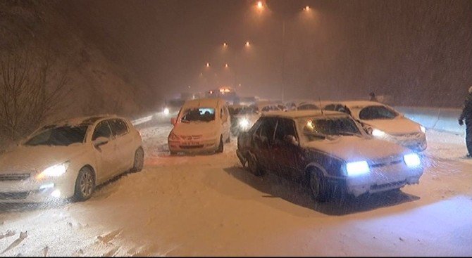 Bursa-mudanya Yolu Kapandı, Yüzlerce Araç Mahsur Kaldı