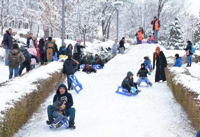 Başkent’te Çocuklara Ücretsiz Kızak Hizmeti