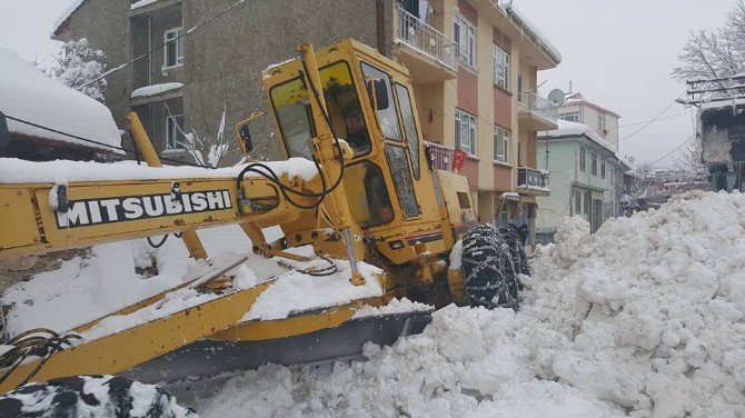 Pazaryeri’nde Kar 80 Santimetreye Ulaştı