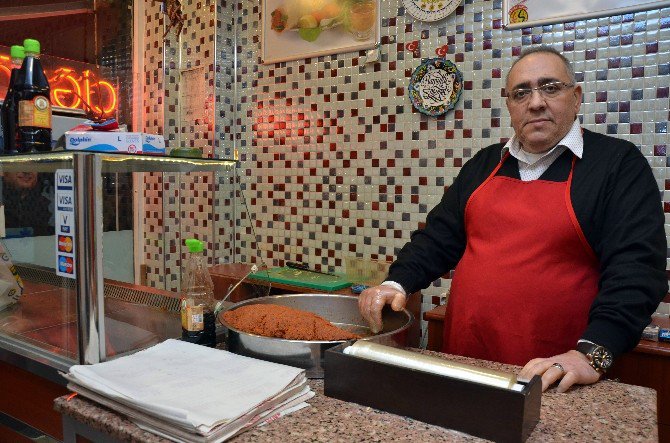 Polis Ekiplerine Yeni Yıla Girmeden Çiğ Köfte İkramı