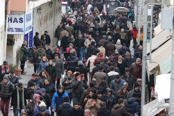 Caddelerde Yılbaşı Hareketliliği