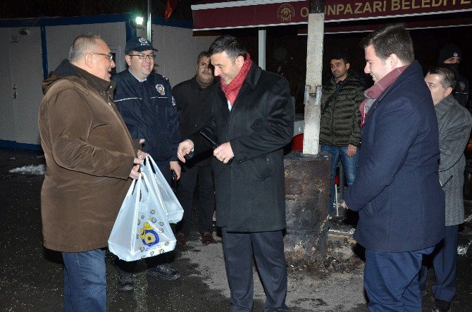 Polis Ekiplerine Yeni Yıla Girmeden Çiğ Köfte İkramı