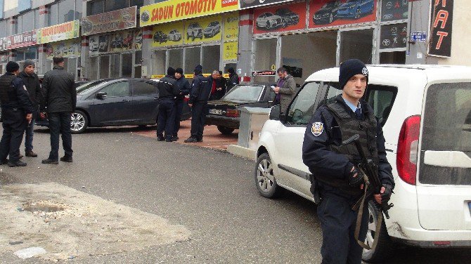 Kavgadan El Bombası Çıktı