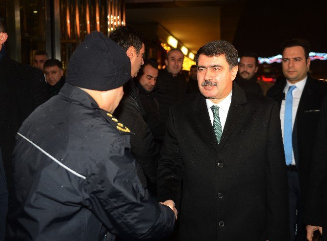 Vali Şahin Taksim’de Görev Yapan Polisleri Ziyaret Etti