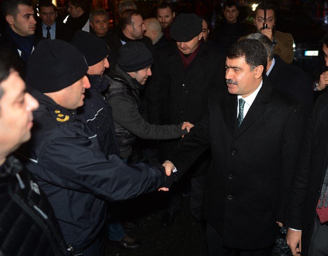 Vali Şahin Taksim’de Görev Yapan Polisleri Ziyaret Etti