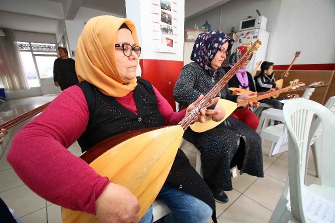 Bayraklı’da Bağlama Kursuna Kadınlarda Yoğun İlgi